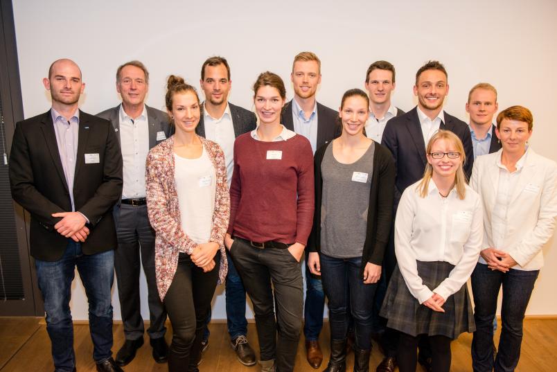 Gruppenbild von allen Olympia- und Paralympicsteilnehmern sowie Rektor Axel Schölmerich und Ines Lenze mit Daniel Krüger vom Hochschulsport.