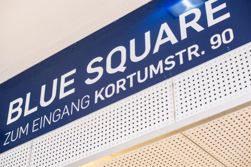 Schild am Gebäude des Blue Square.
