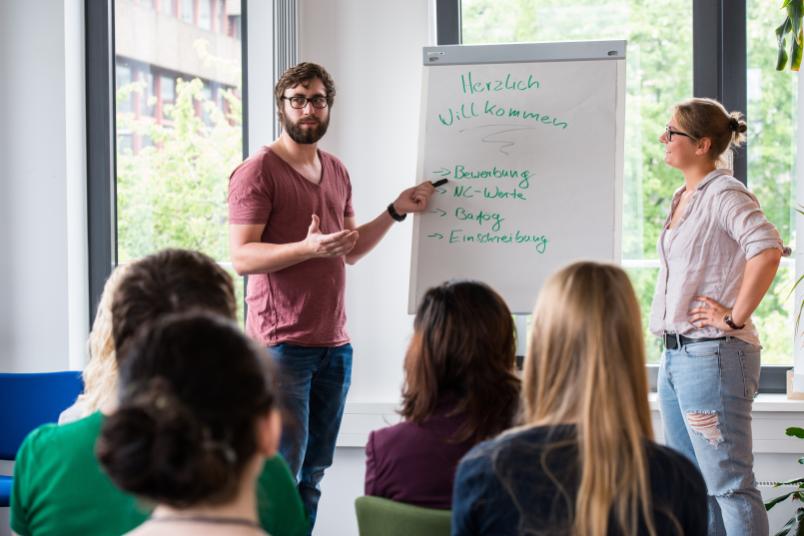 <div>
Studierende geben Schülern einen Einblick in ihren Studienalltag.</div>