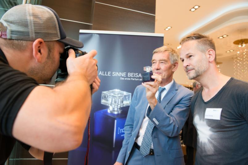 Riechforscher Hanns Hatt und Parfümeur Geza Schön (r.) bei der Präsentation von Knowledge am 22. Juli 2015.
