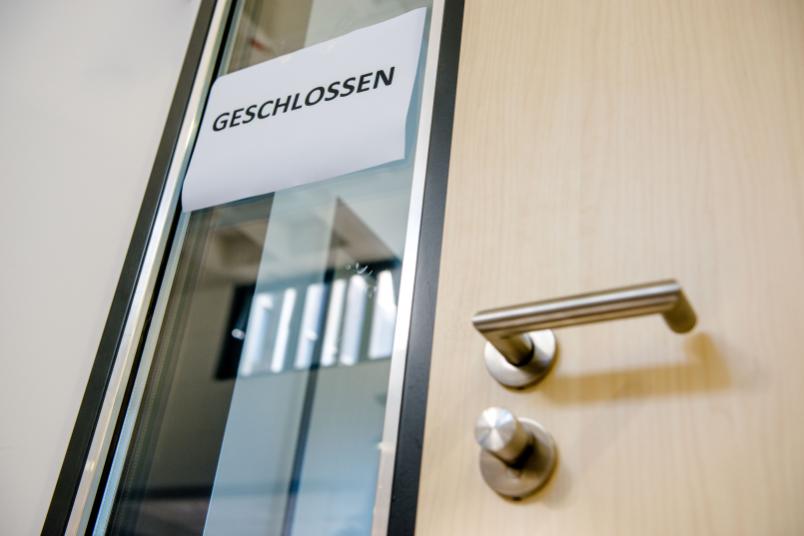 Geschlossen-Schild vor einer Tür.