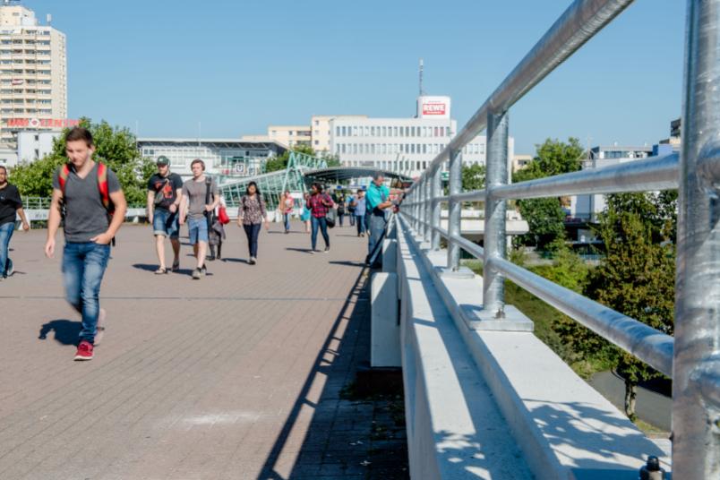 Unibrücke mit Fußgängern und den neuen Geländererhöhungen