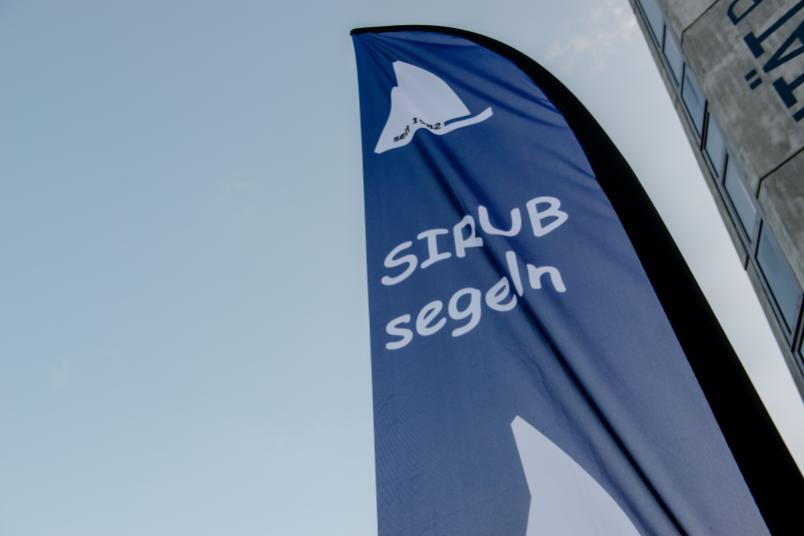 Beachflag der Segelsport-Interessentengemeinschaft auf dem Campus der Universität