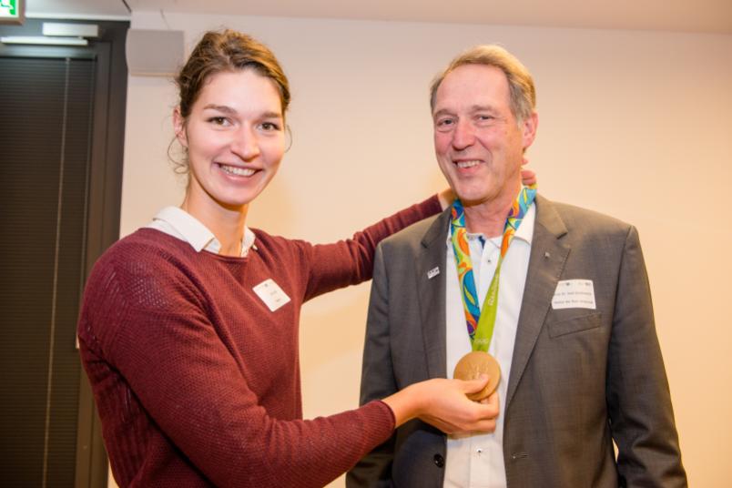 Carina Bär hängt Rektor Schölmerich ihre Goldmedaille um den Hals