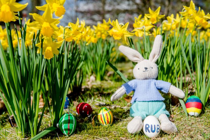 Stoffosterhase und Ostereier im Gras
