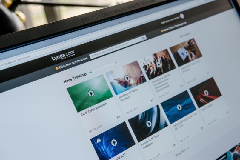 PC-Bildschirm, der eine Videoplattform zeigt.