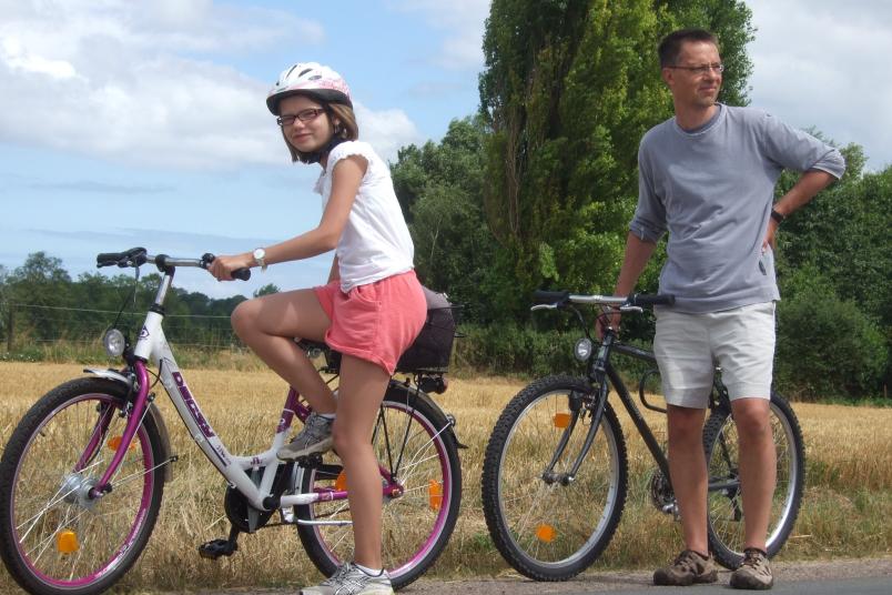 Vater und Tochter mit Fahrrädern