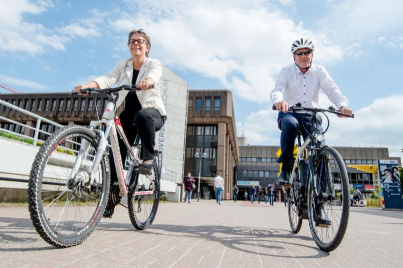 Eine Frau und ein Mann auf dem Fahrrad