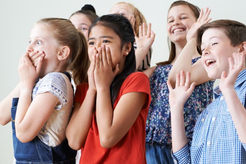 Kinder machen verschiedene Gesten.