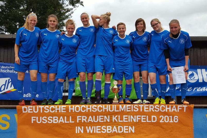 Fußballerinnen auf einem Siegertreppchen