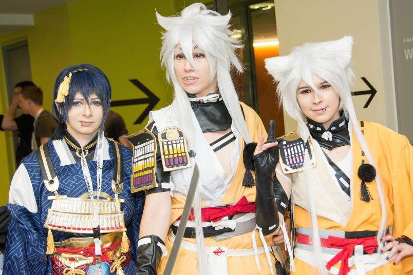 Drei junge Menschen in Cosplay-Kostümen