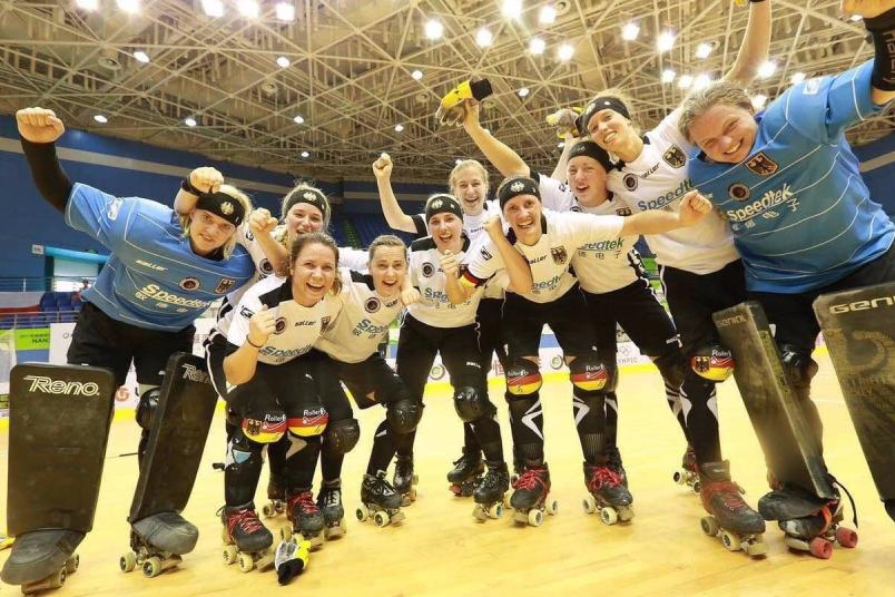 Rollhockey-Spielerinnen freuen sich.