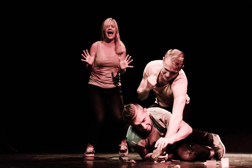 Drei Studierende bei einer Theateraufführung