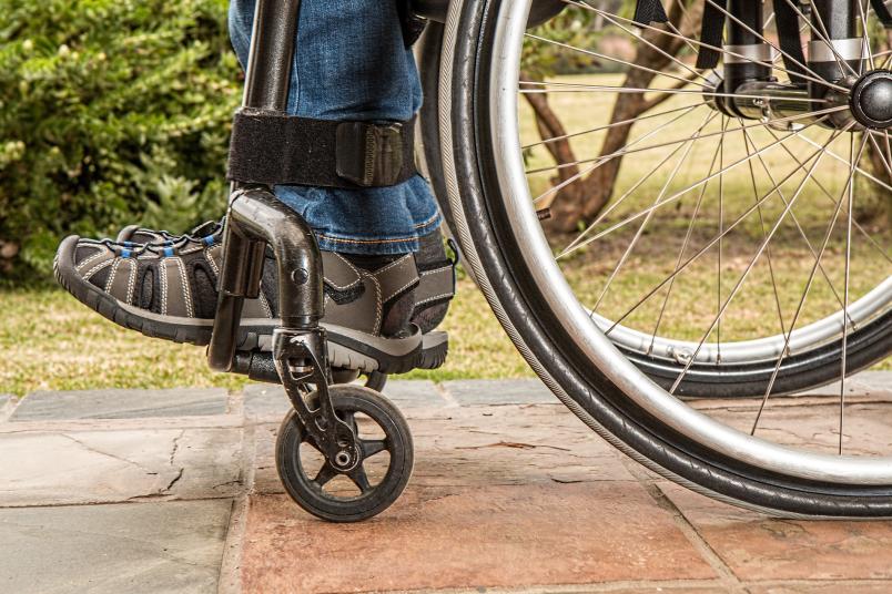Ausschnitt eines Rollstuhls mit Fahrer