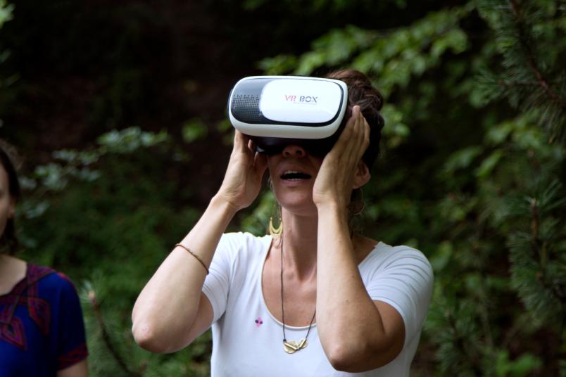 Frau mit VR-Brille