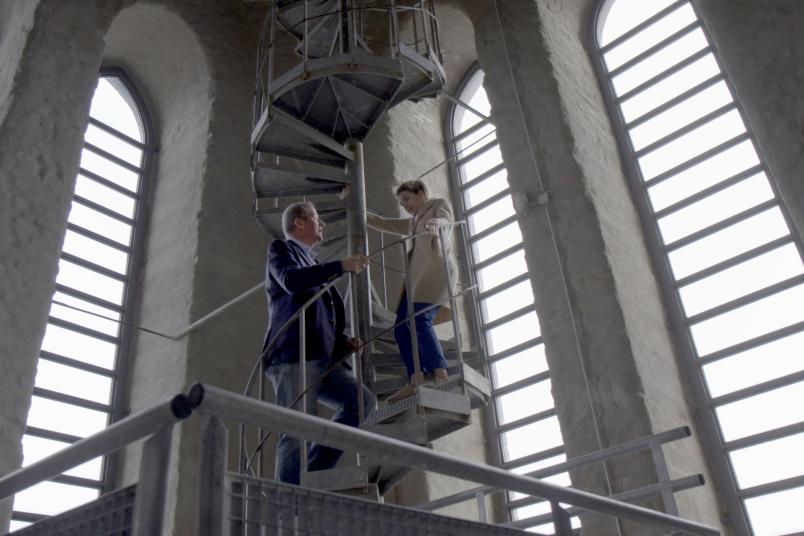 <div>
Ab auf die Wendeltreppe: Jürgen Margraf testet, ob Anke Engelke Höhenangst hat.</div>