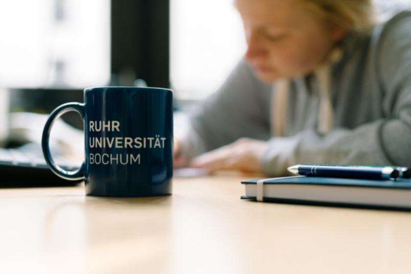 Tasse und Schreibblock auf einem Schreibtisch