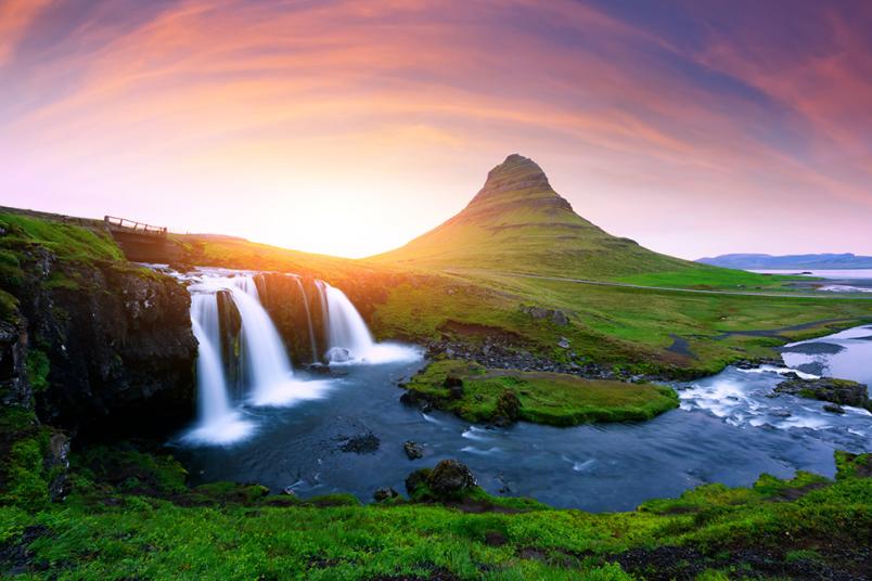 <div>
Im Vordergund der isländische Wasserfall Kirkjufellsfoss, im Hntergrund der Vulkan Kirkjufell</div>