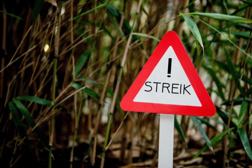 Schild auf dem Streik steht.