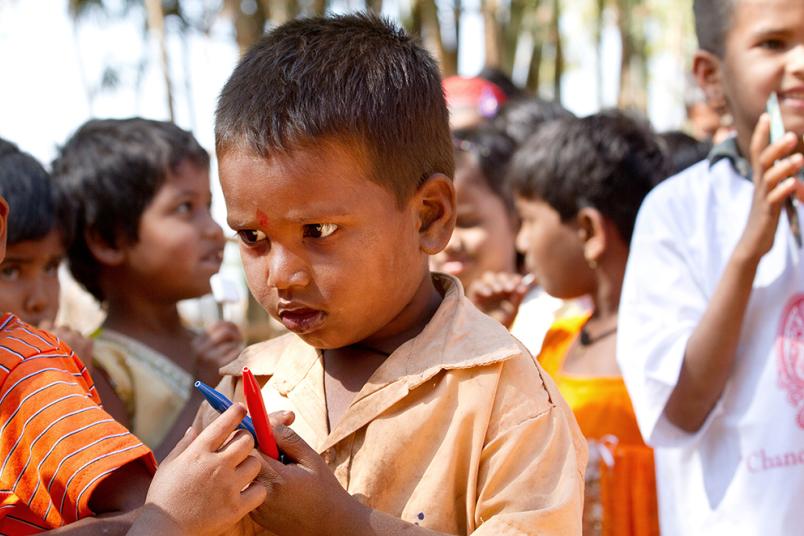 Kinder mit Kugelschreibern in der Hand