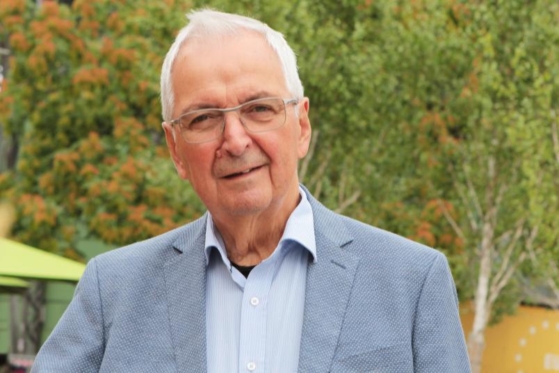 Porträt eines etwa 70-jährigen Mannes