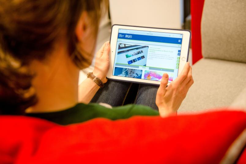 Frau nutzt Tablet.