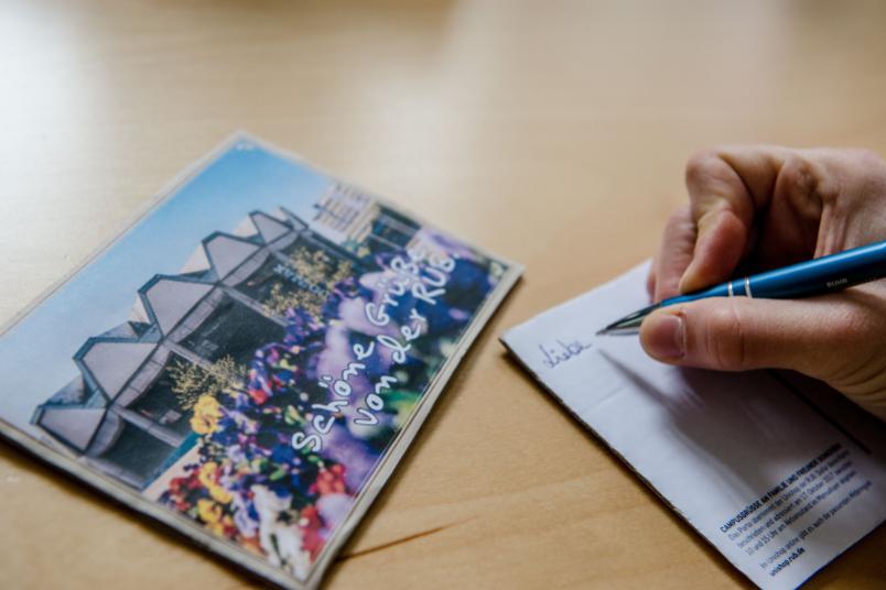 Schreiben einer Postkarte