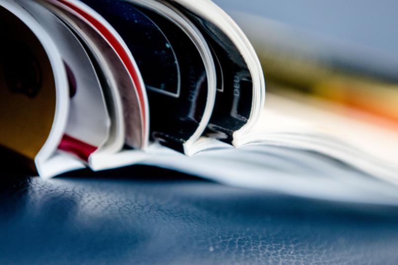 Ansicht eines Stapels mit aufgeschlagenen Zeitschriften