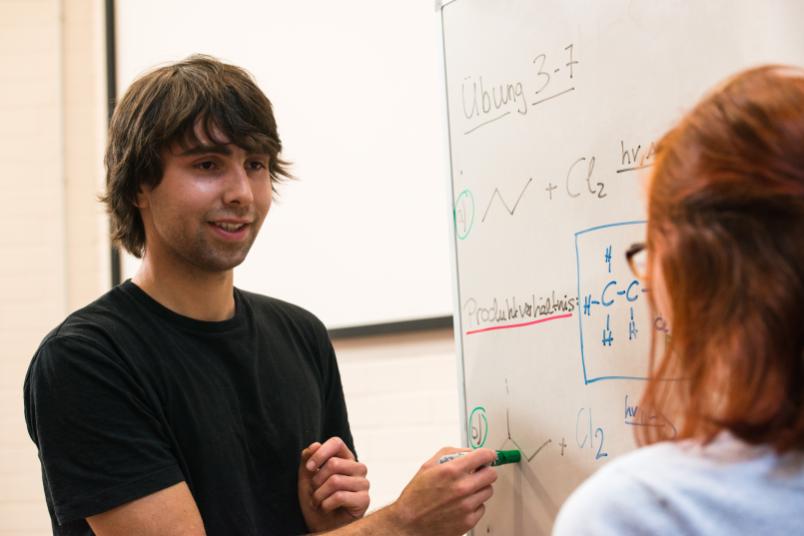 Auch ohne Abitur können Berufstätige unter bestimmen Voraussetzungen studieren.