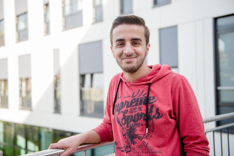 Porträt eines etwa 20-jährigen syrischen Studenten