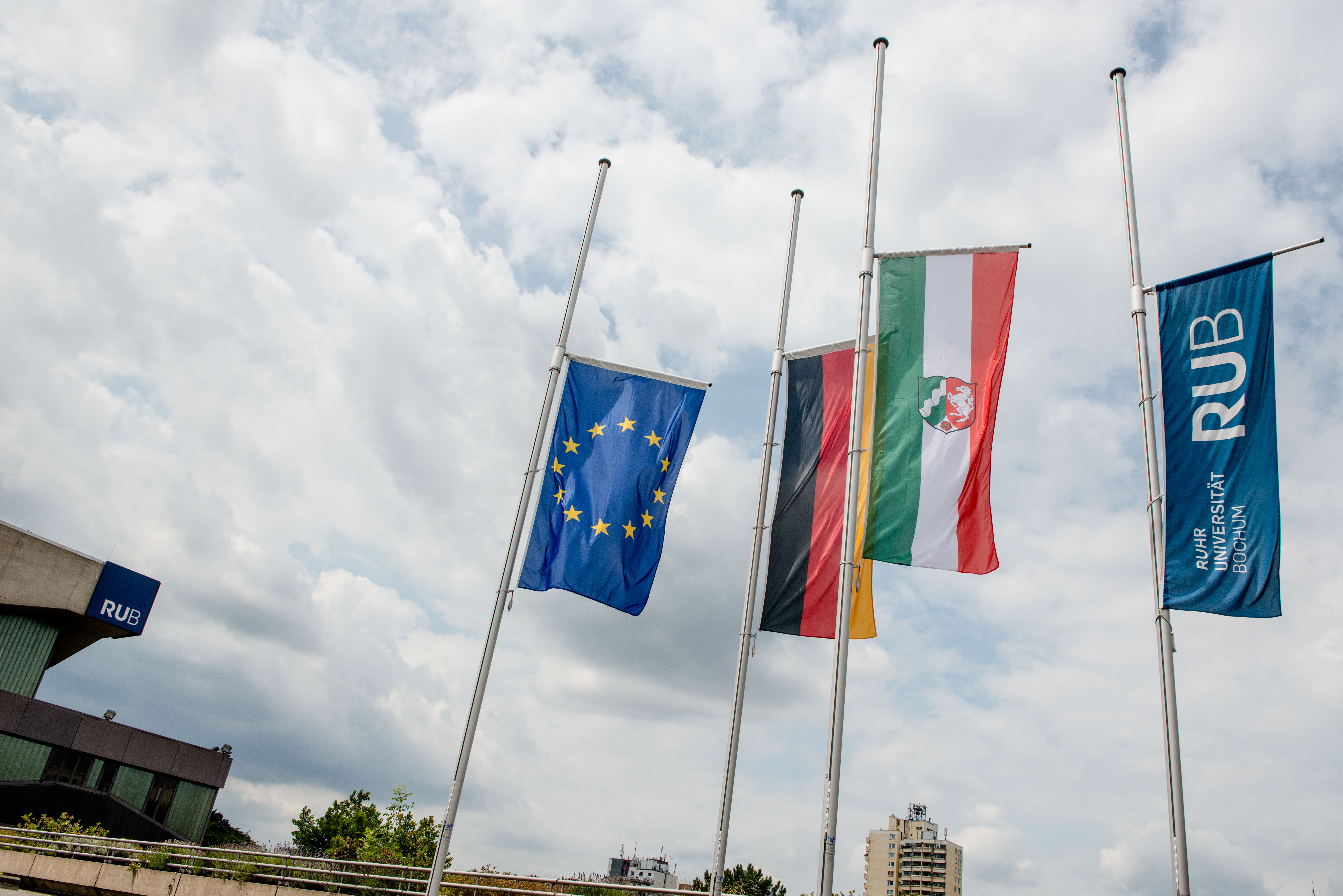 Flaggen auf dem RUB-Campus auf Halbmast