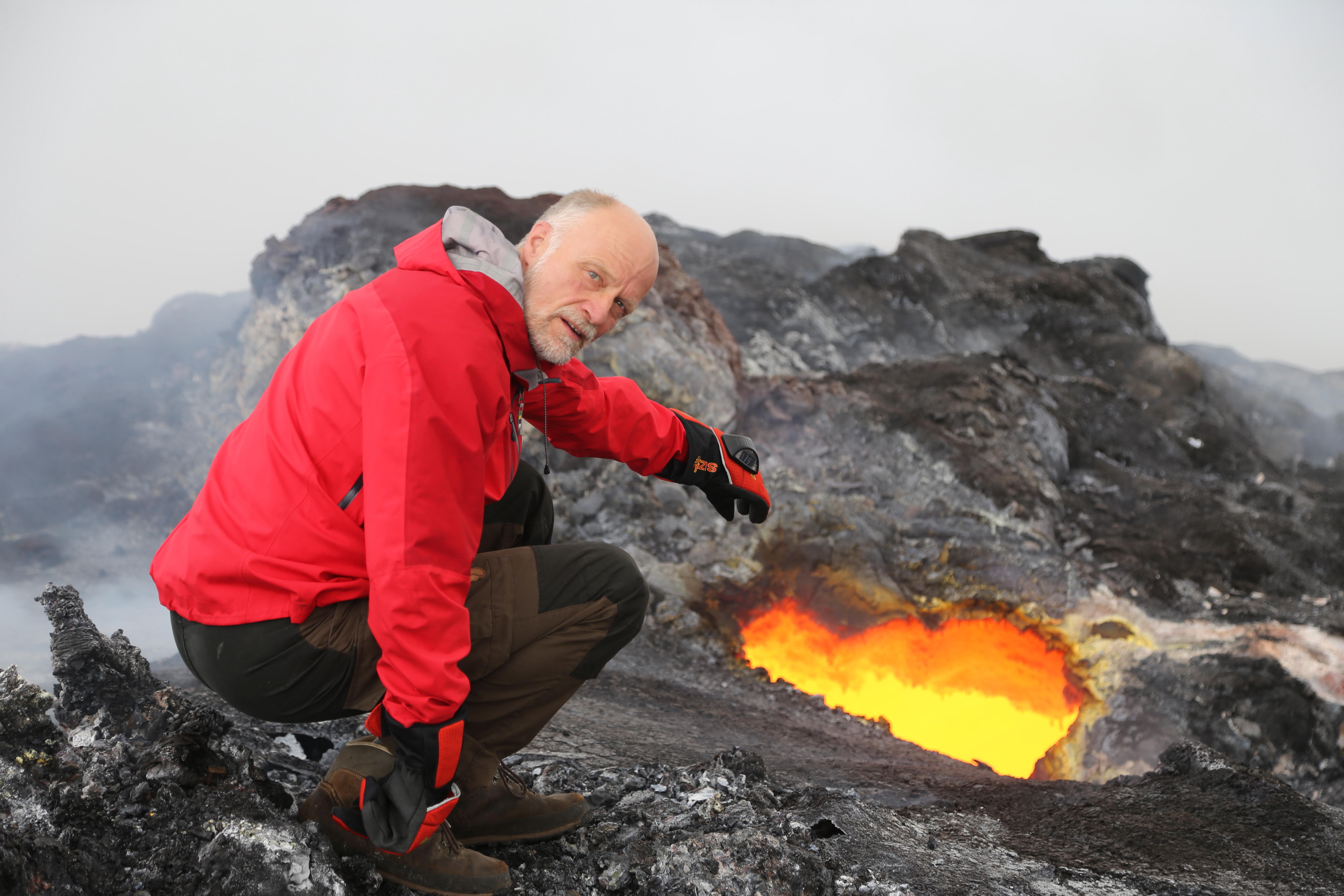 Mann neben glühender Lava