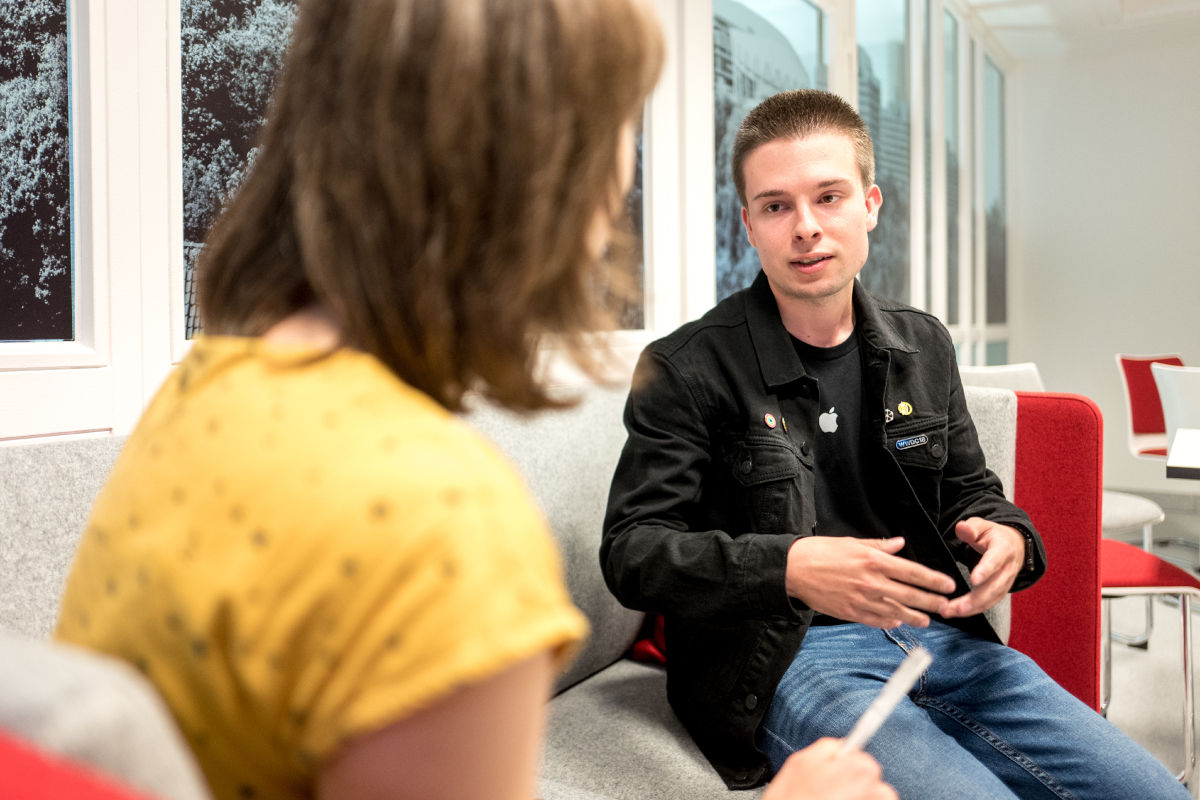 Student im Gespräch