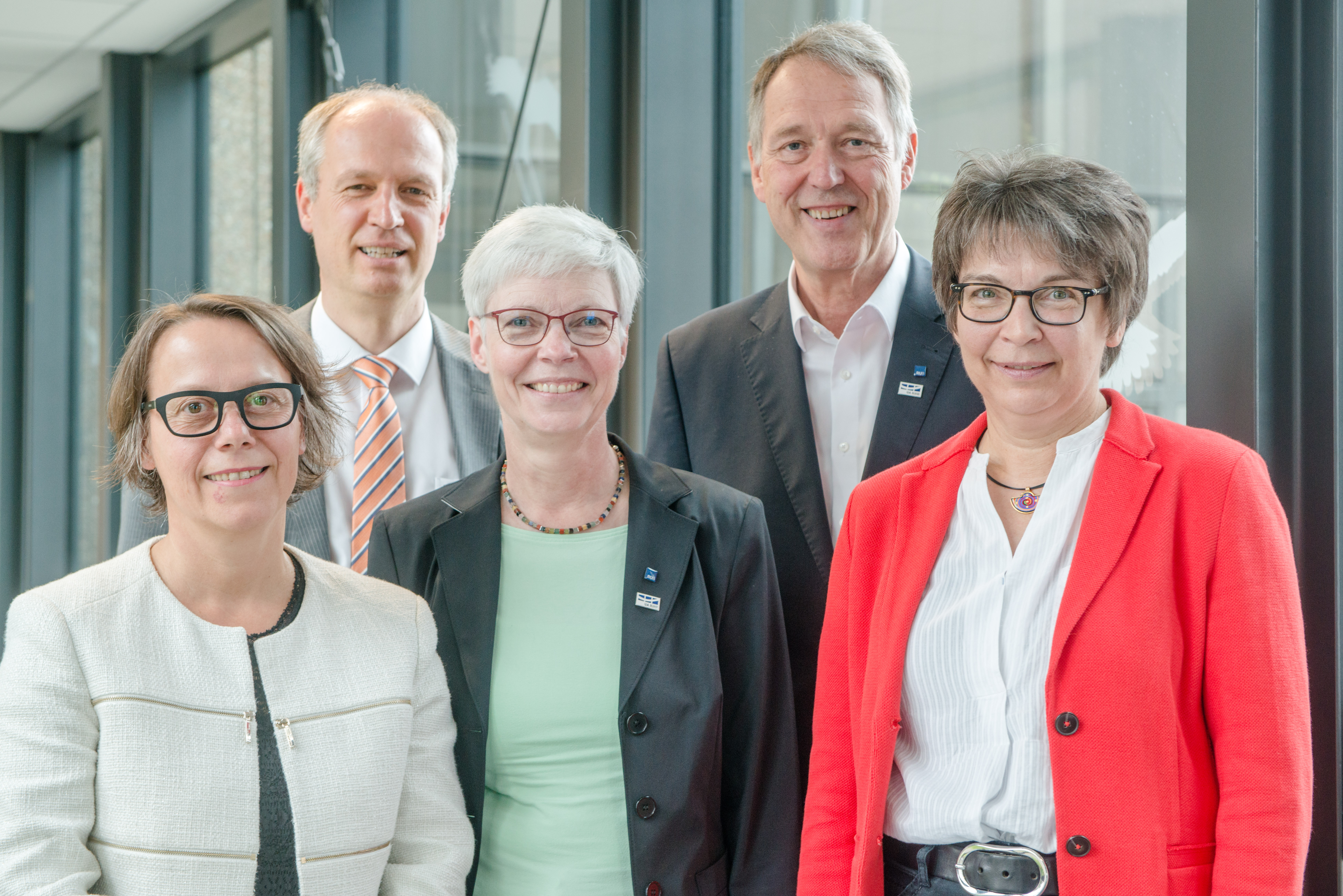 Gruppenbild des Rektorats (von links): Dr. Christina Reinhardt, Prof. Dr. Andreas Ostendorf, Prof. Dr. Kornelia Freitag, Prof. Dr. Axel Schölmerich und Prof. Dr. Uta Hohn