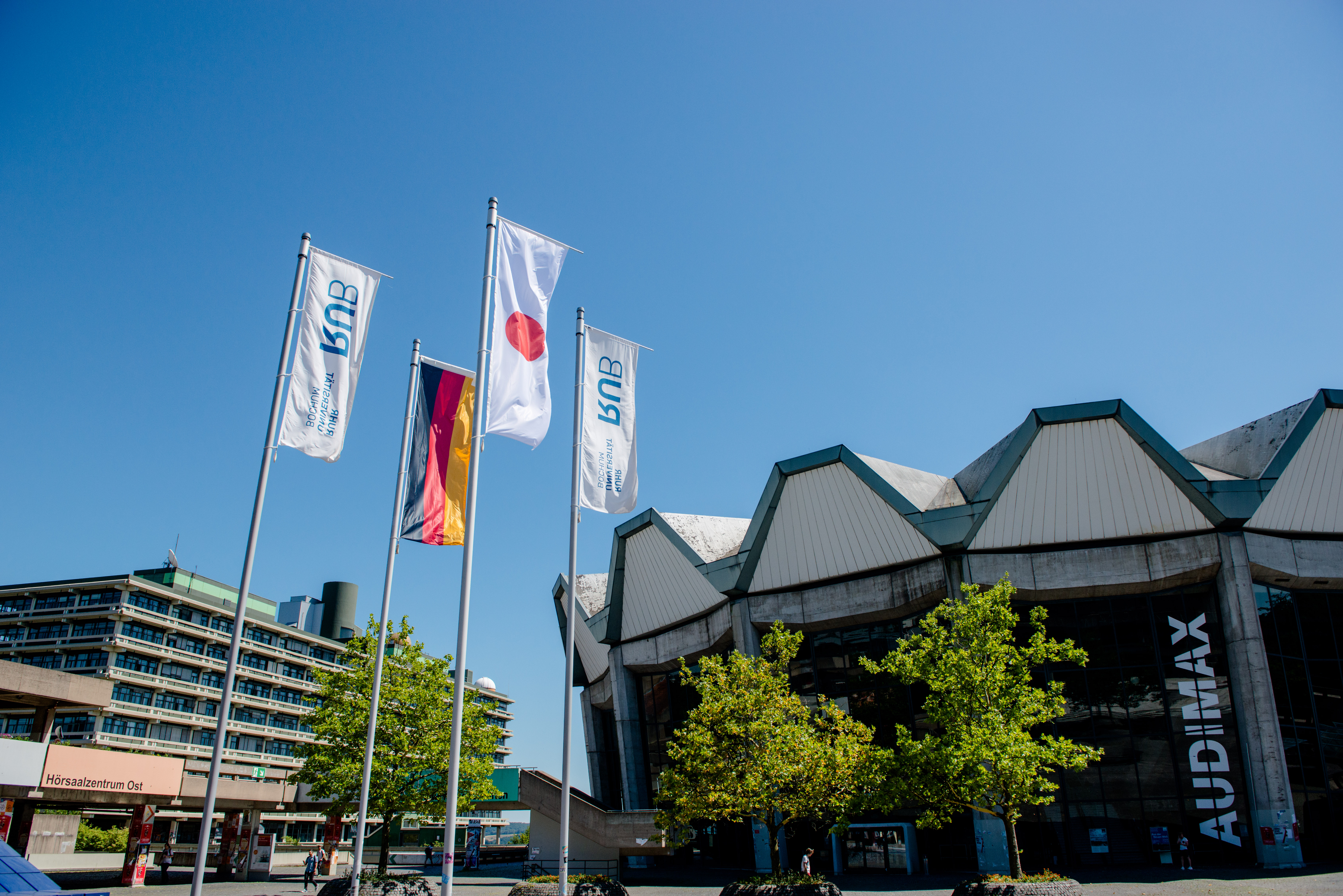 Die Flaggen Japans und Deutschlands wehen anlässlich der ersten International Science Days auf dem Campus der Ruhr-Universität Bochum - hier vor dem Audimax.