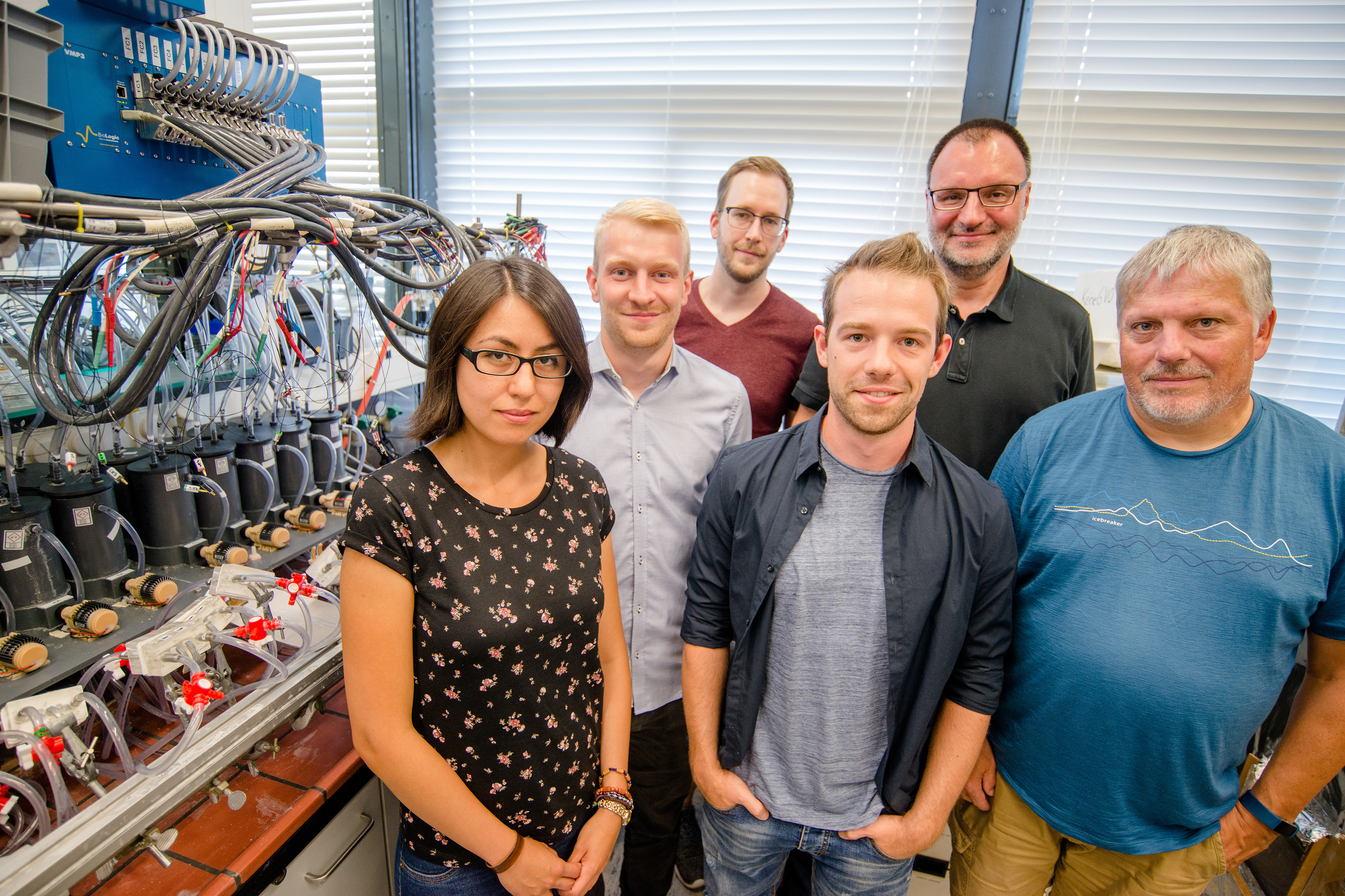 Dulce Morales, Steffen Cychy, Stefan Barwe, Dennis Hiltrop, Martin Muhler und Wolfgang Schuhmann im Labor