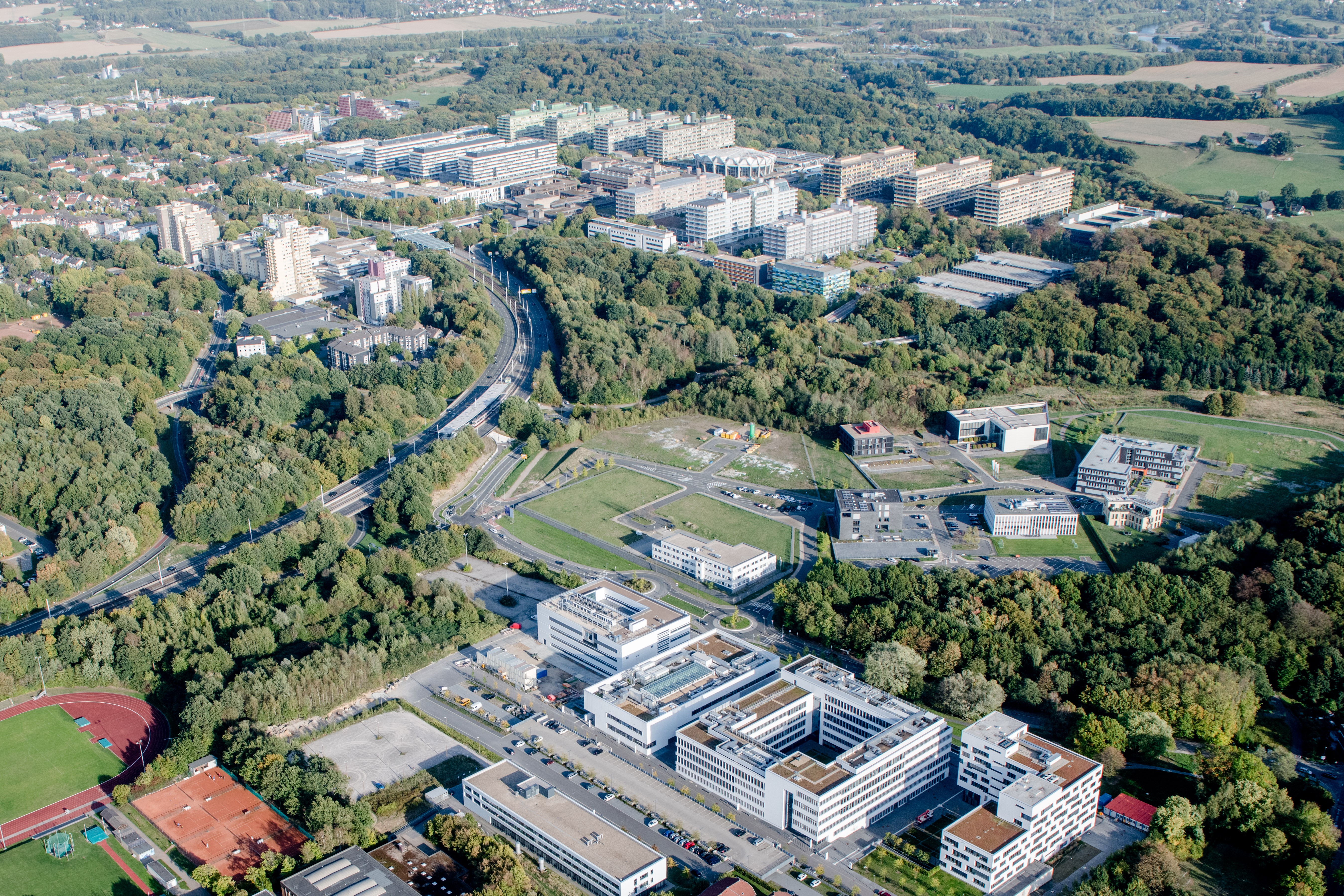 Luftbild: Vom Gesundheitscampus (vorne rechts) über die RUB und die Hochschule Bochum bis zum Technologiequartier soll sich der künftige Campus Bochum erstrecken.