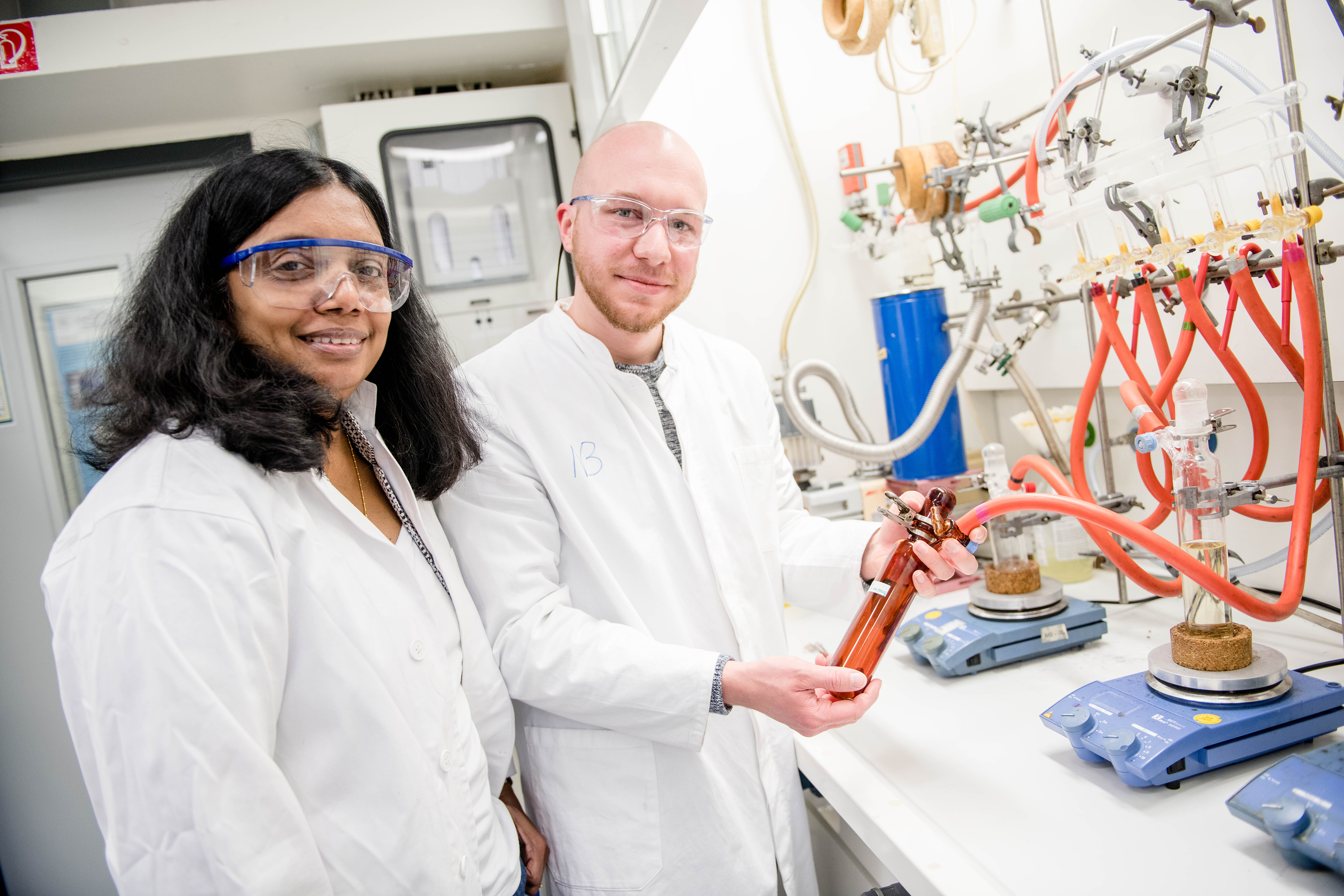 Anjana Devi und Nils Boysen im Labor in Bochum