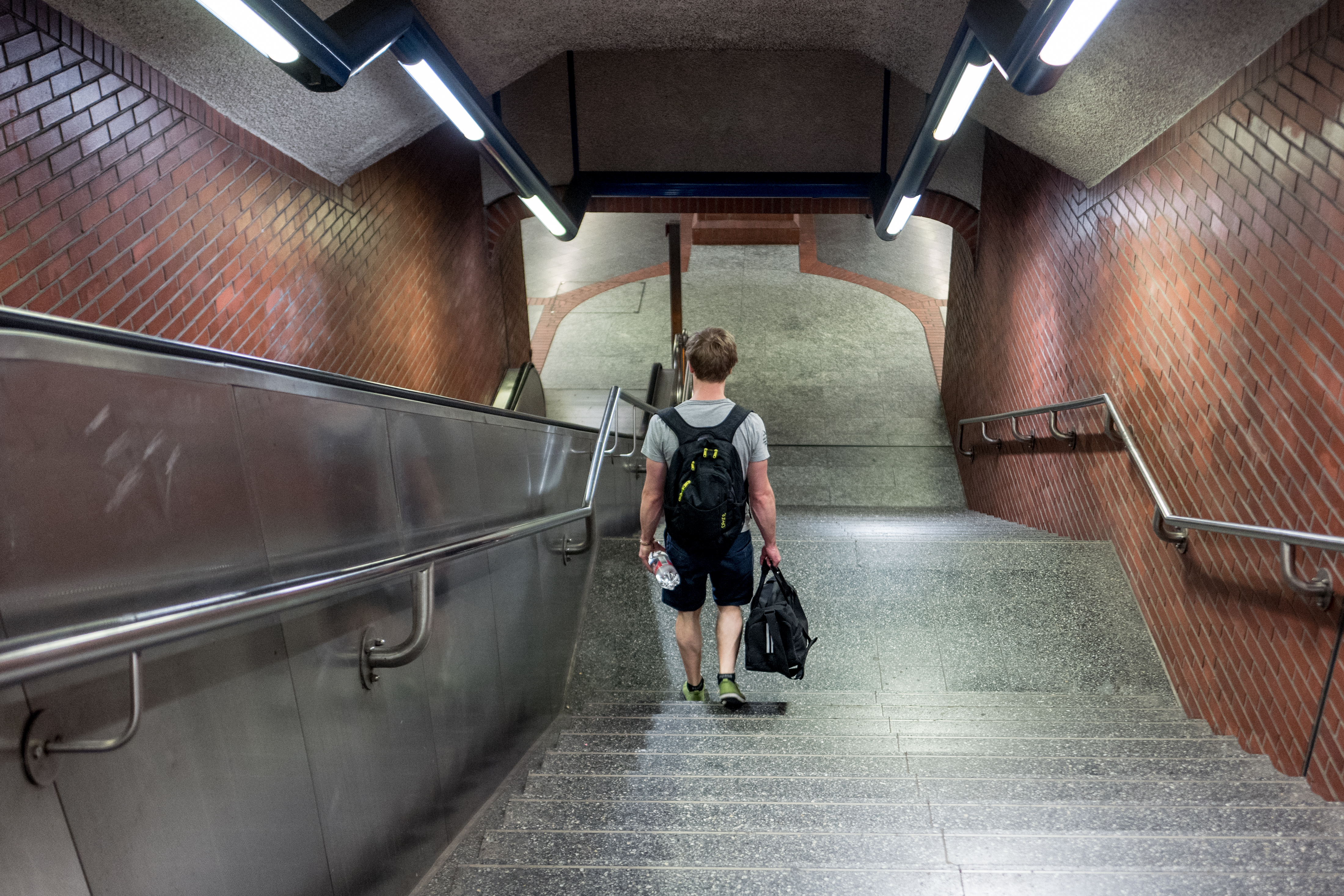 Ein Mann läuft eine Treppe zu einer U-Bahn-Station hinunter.