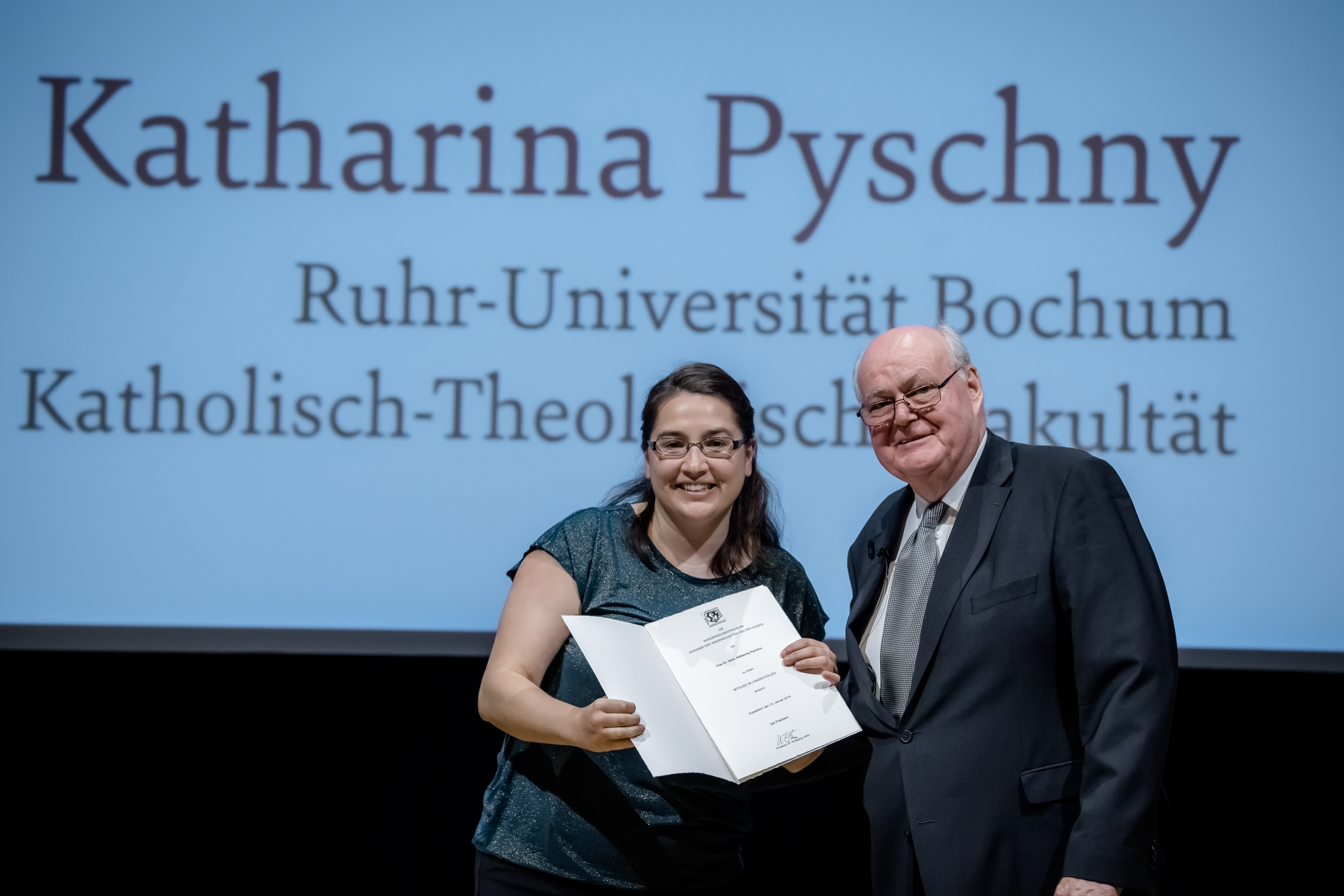 Katharina Pyschny erhält in Düsseldorf die Aufnahmeurkunde vom Präsidenten der Akademie, Prof. Dr. Wolfgang Löwer.