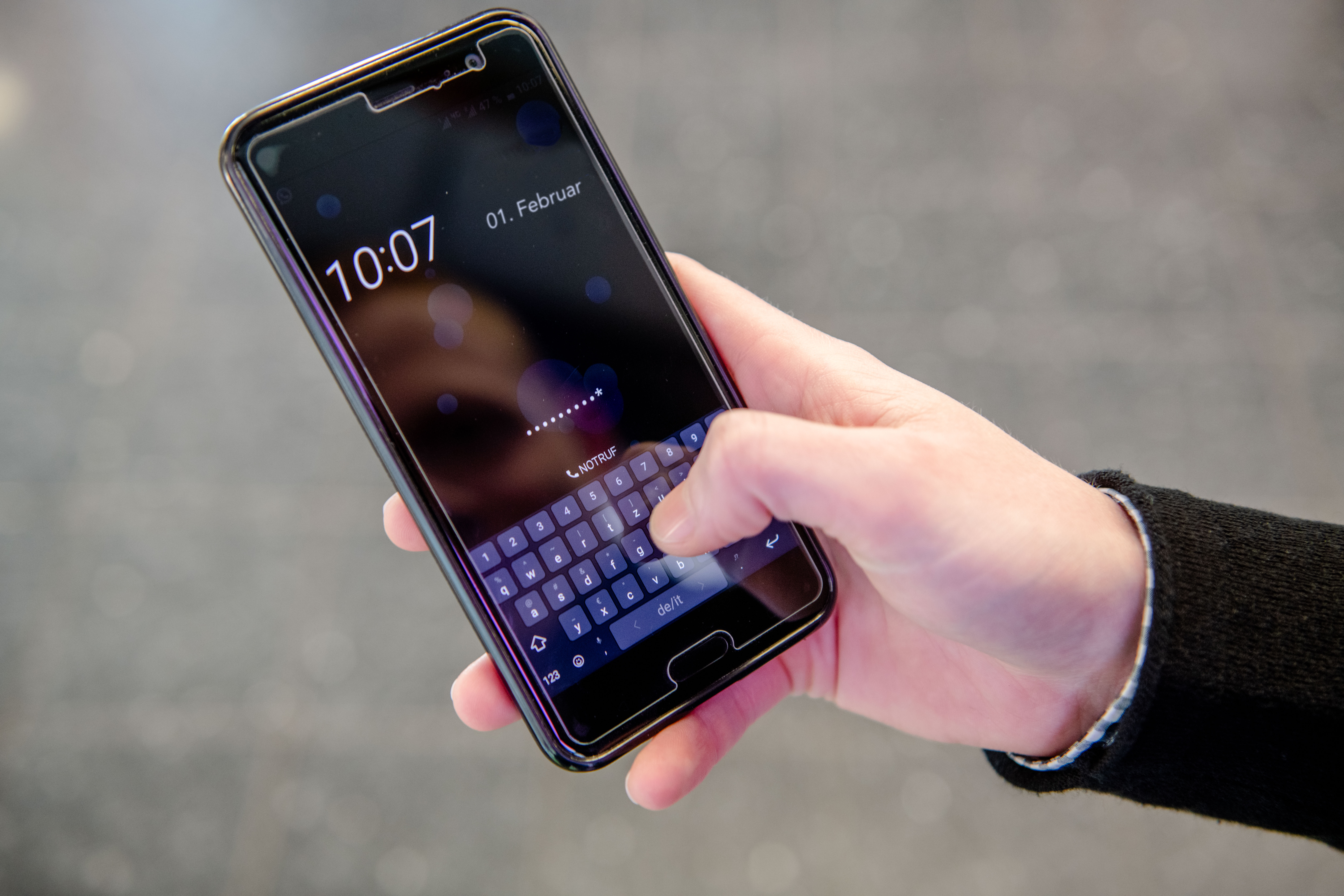 Passwort wird auf Handy eingegeben