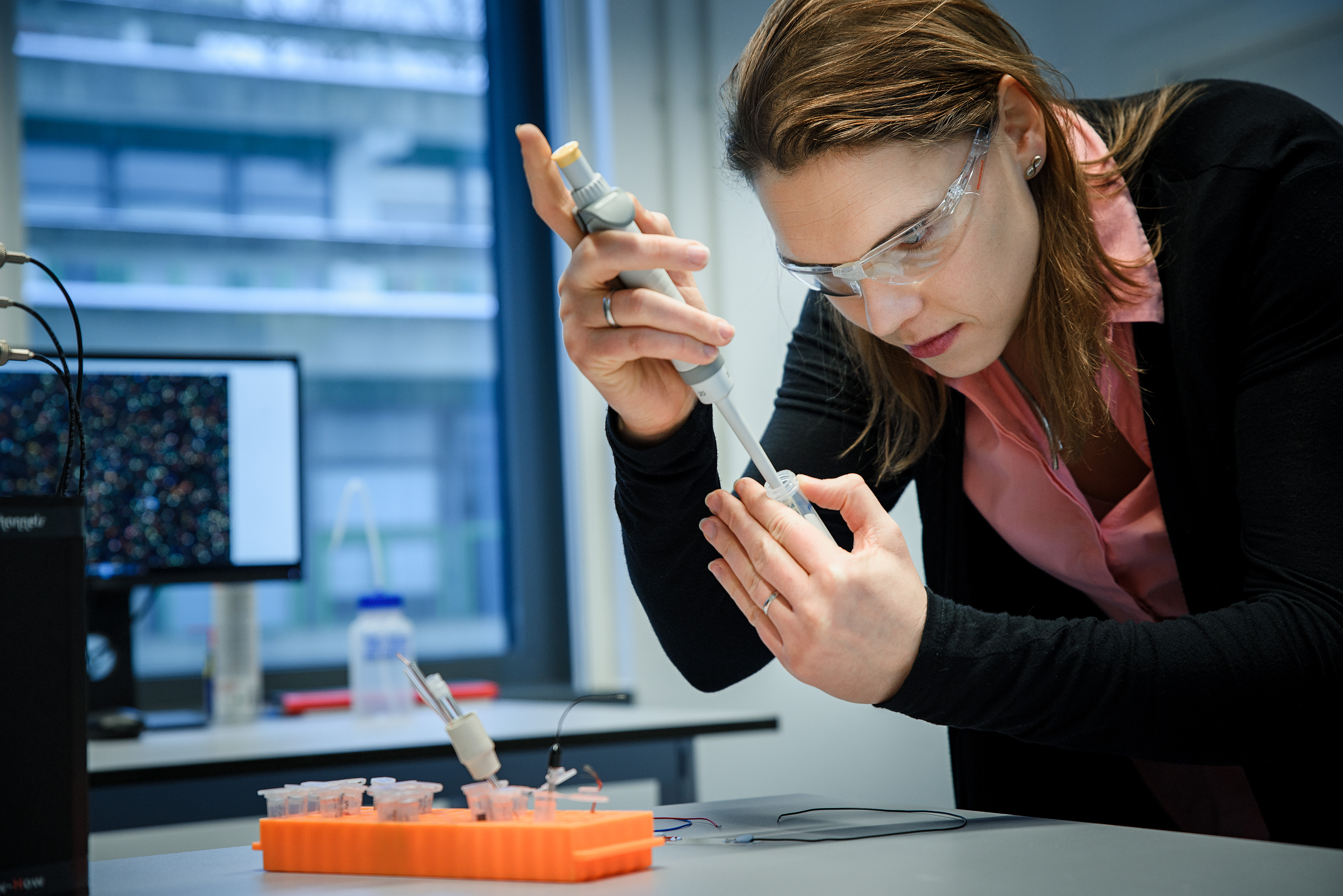 Forscheirn beim Pipettieren