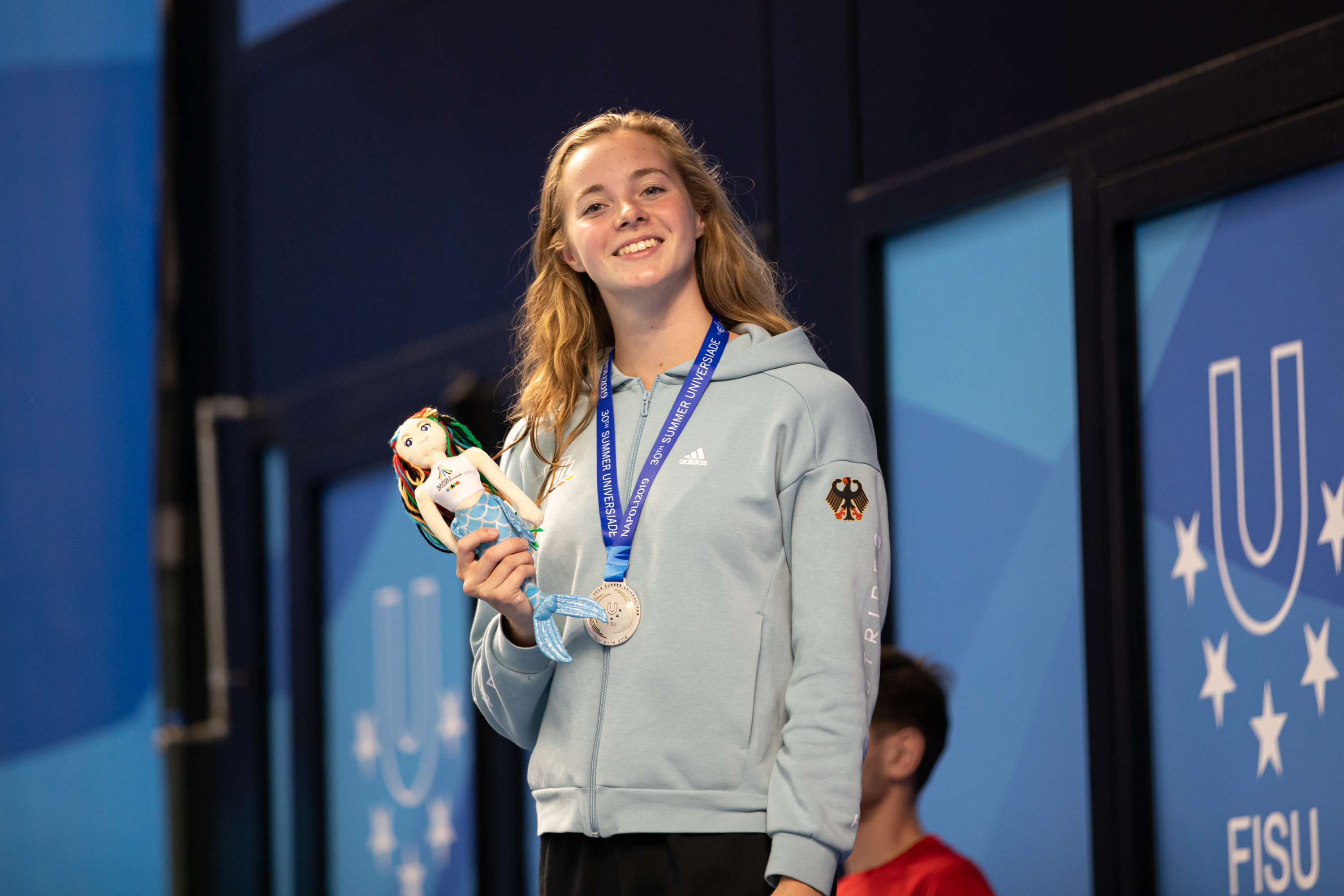 Lisa Höpink freut sich nach erfolgreichem Rennen über ihre Silbermedaille im Schwimmen.