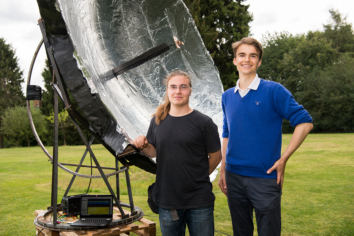 Studenten neben einem Teleskop