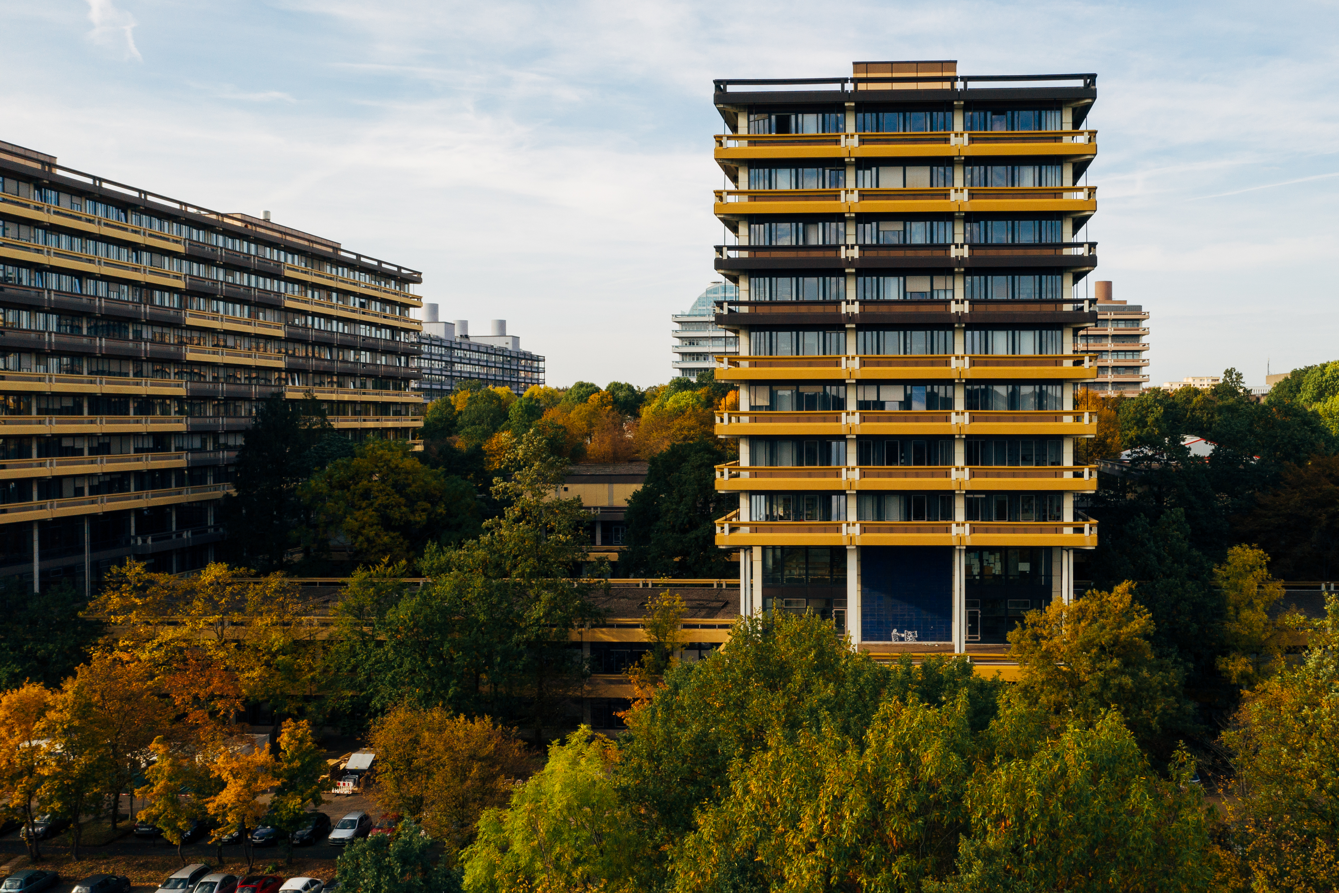 Gebäude auf dem Campus der Ruhr-Universität im Herbst.