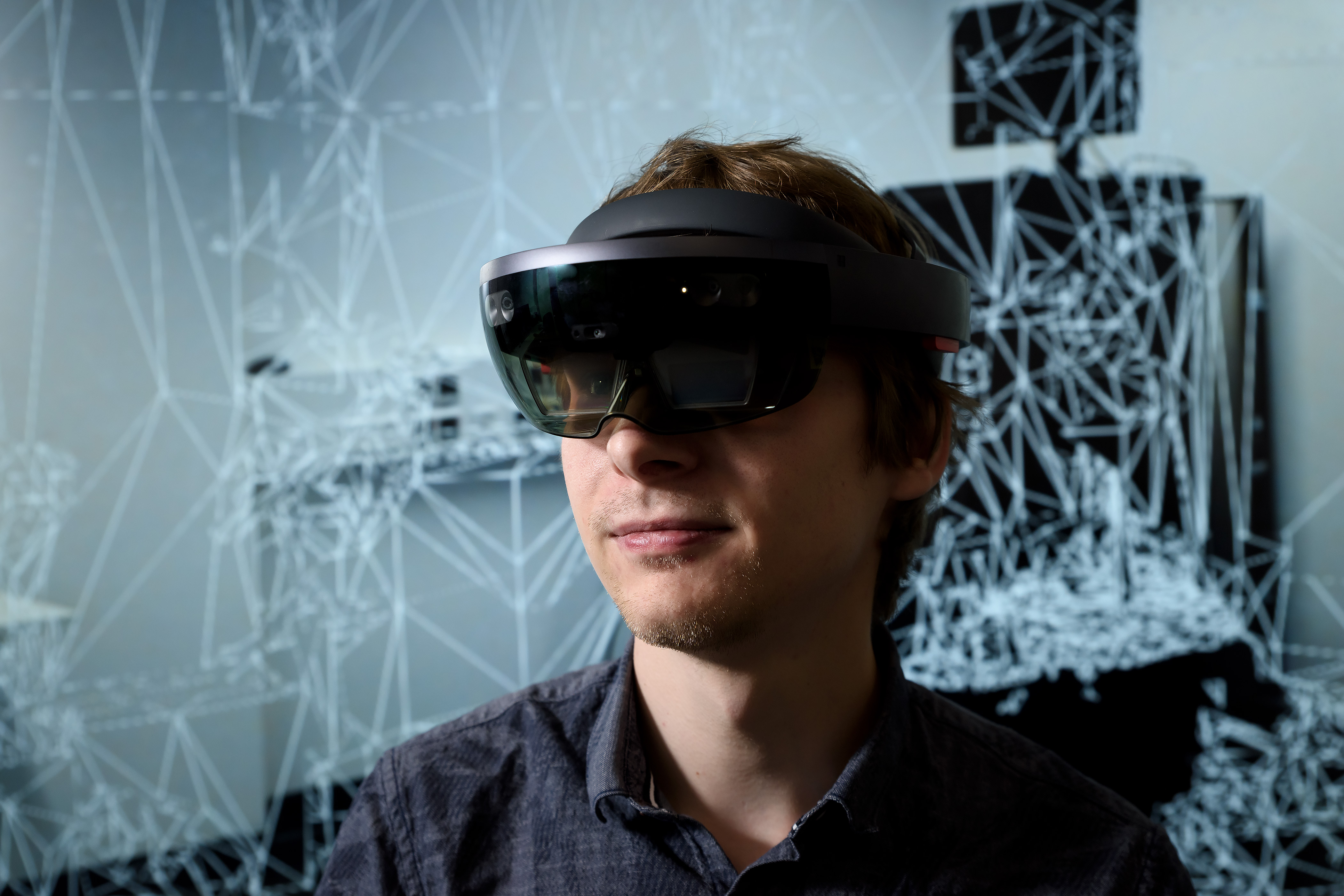 Mann mit Smart Glasses