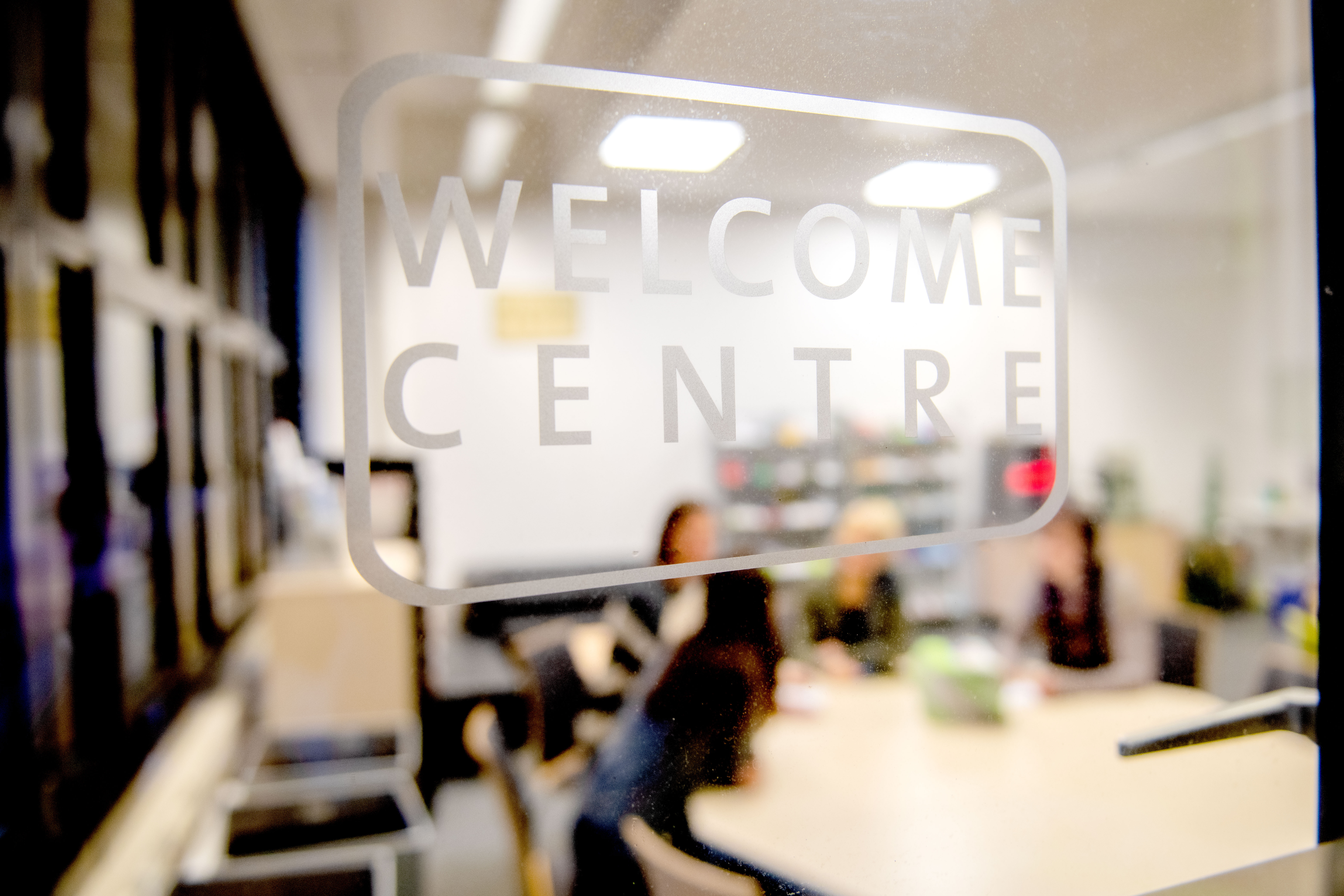 Fensterscheibe mit Aufkleber vom Welcome Centre