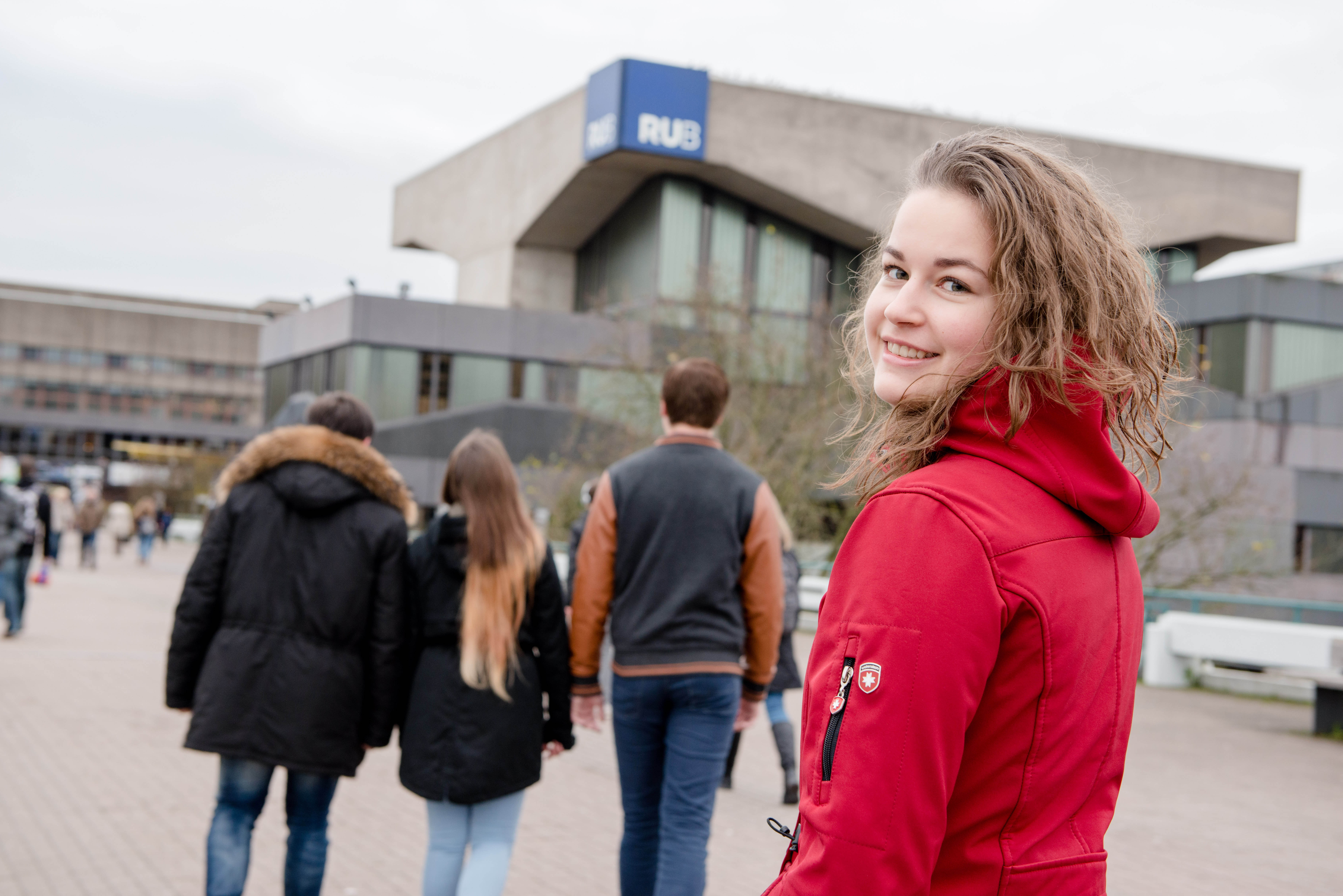 Studentin Kseniya Gorbatenko geht über die Universitätsbrücke