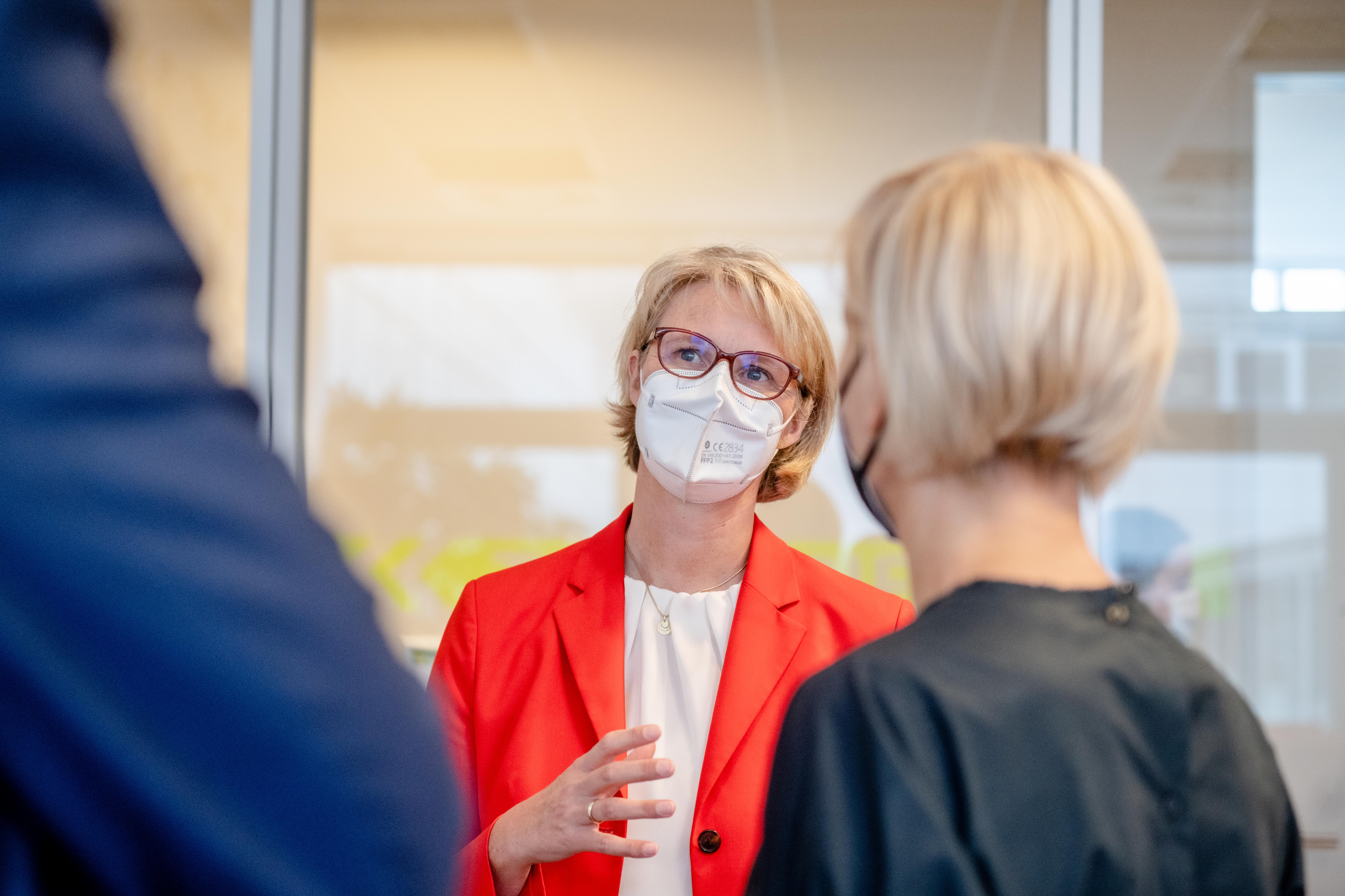 Anja Karliczek, Bundesministerin für Bildung und Forschung, hat am 18. August 2021 das Forschungs- und Behandlungszentrum für psychische Gesundheit der RUB besucht.