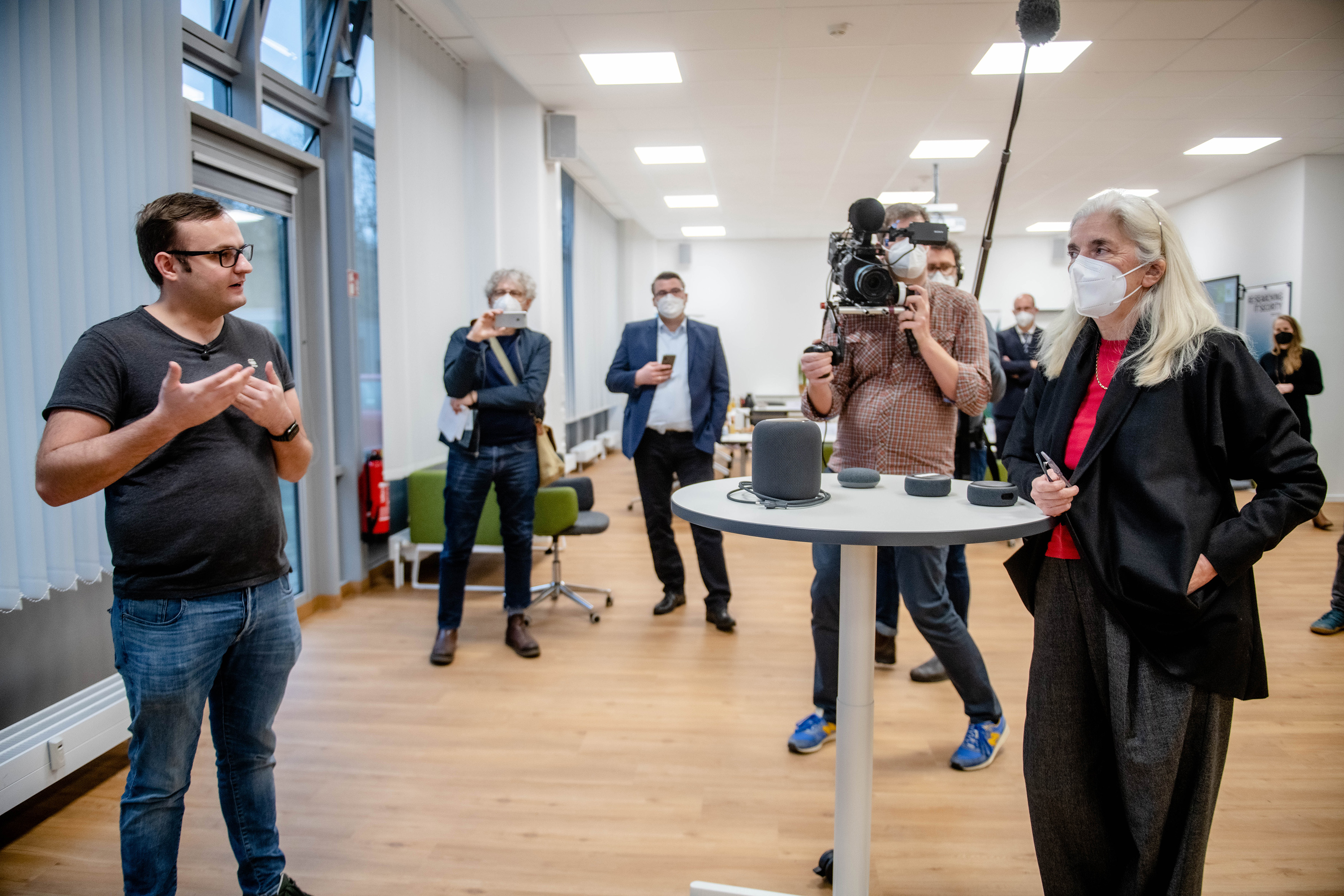 IT-Sicherheitsforscher Thorsten Eisenhofer und Kultur- und Wissenschaftsministerin Isabel Pfeiffer-Poensgen